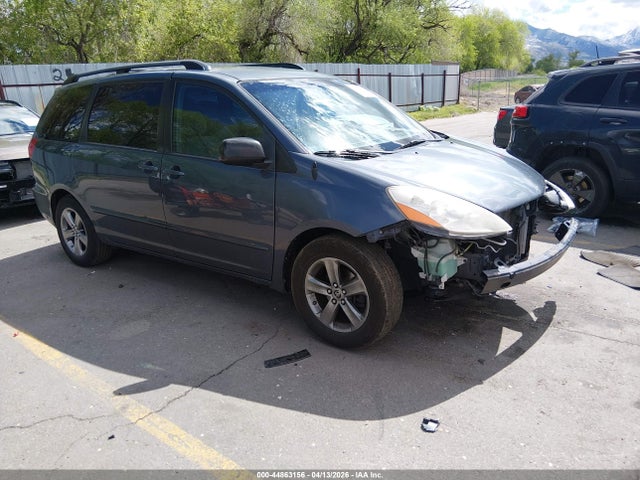 Salvage Toyota Sienna Image
