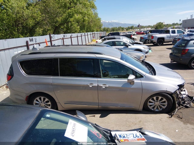 Chrysler Pacifica Touring-l