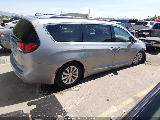 Chrysler Pacifica Touring-l