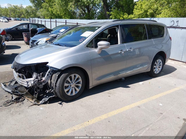 Chrysler Pacifica Touring-l