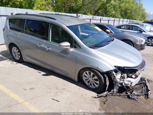 Salvage Chrysler Pacifica Image
