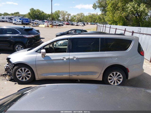 Chrysler Pacifica Touring-l