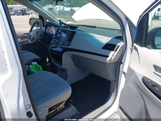 Toyota Sienna Base V6 7 Passenger