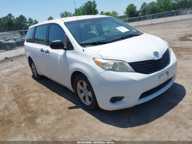 Salvage Toyota Sienna Image