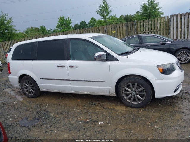 Chrysler Town & Country S