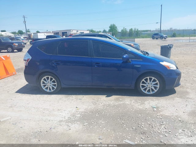 Toyota Prius v Five