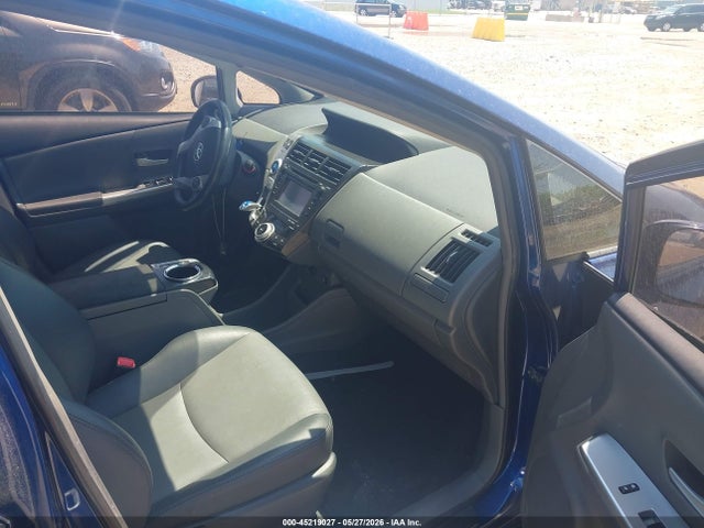 Toyota Prius v Five