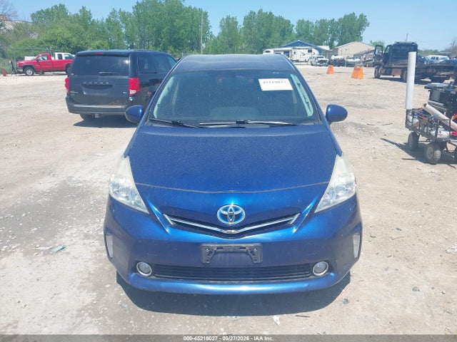 Toyota Prius v Five