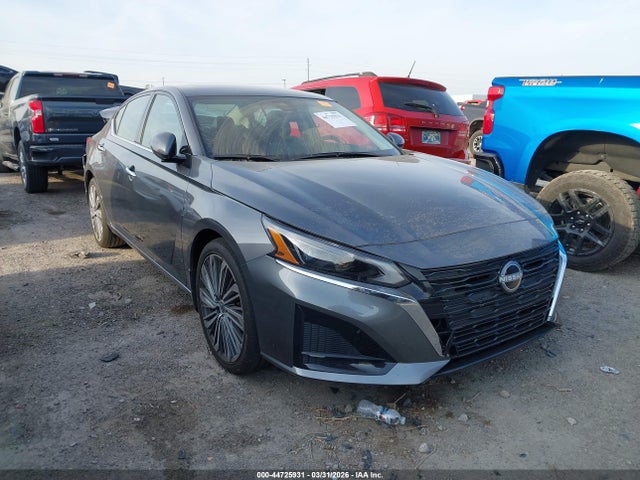 Salvage Nissan Altima Image