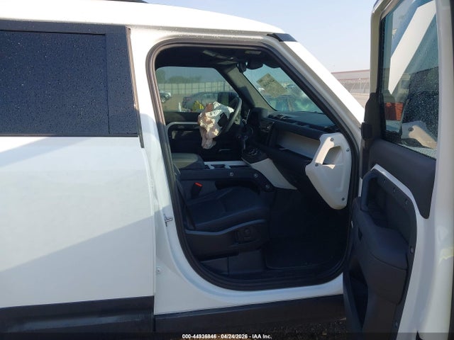 Land Rover Defender 110 P300