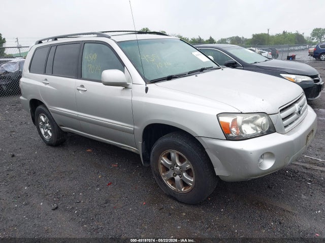 Salvage Toyota Highlander Image