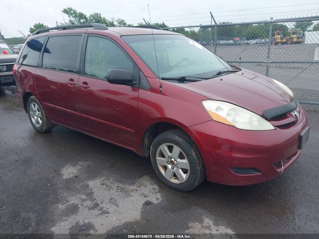 Salvage Toyota Sienna Image
