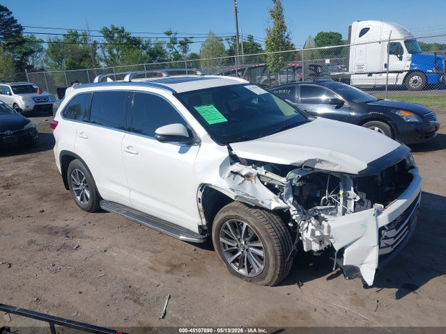 Salvage Toyota Highlander Image