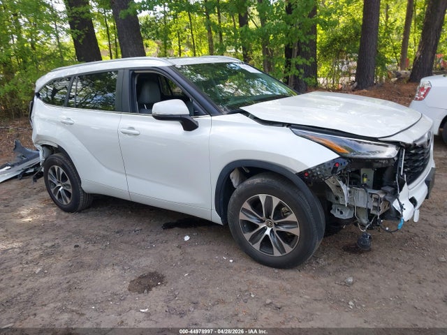 Salvage Toyota Highlander Image