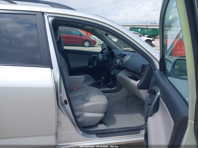 Toyota RAV4 Limited V6