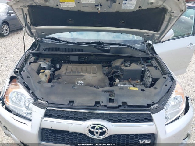 Toyota RAV4 Limited V6