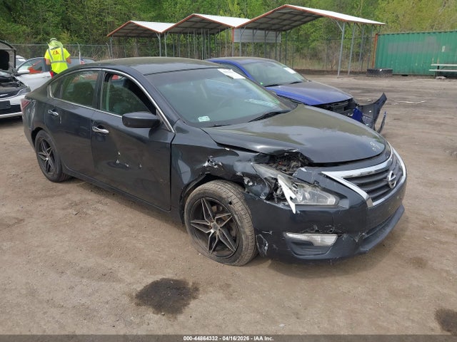 Salvage Nissan Altima Image