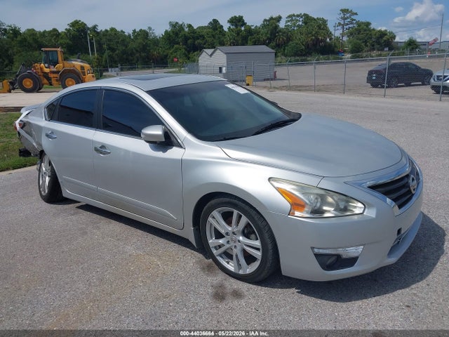 Salvage Nissan Altima Image