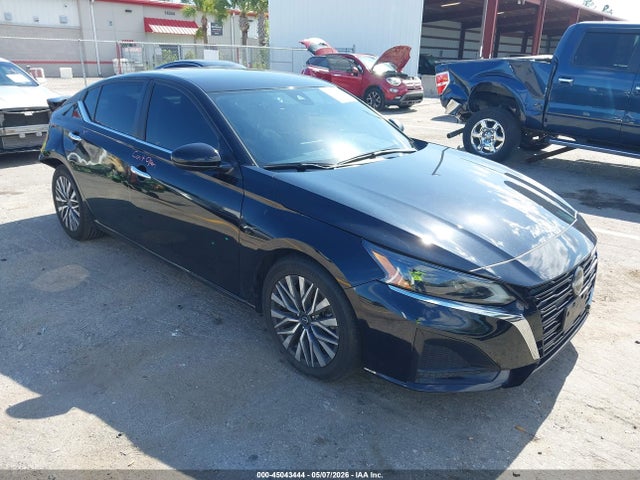Salvage Nissan Altima Image
