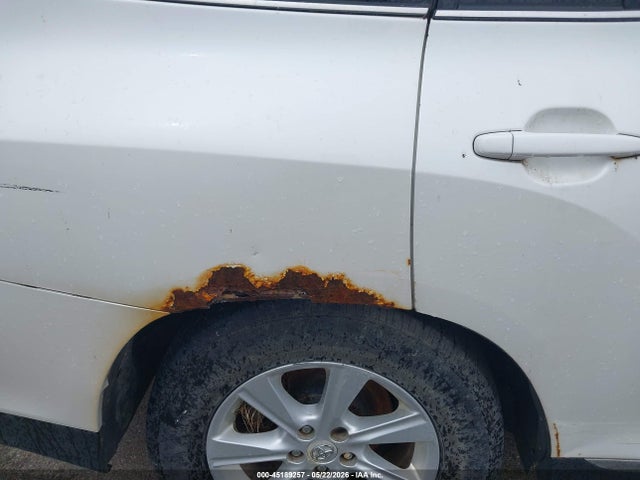 Toyota Highlander Base V6