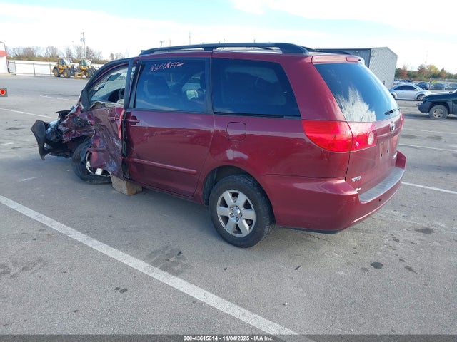 Toyota Sienna Le