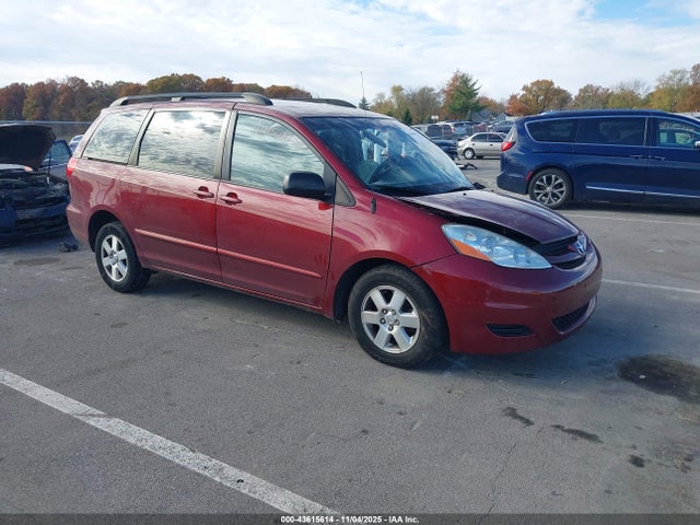 Salvage Toyota Sienna Image