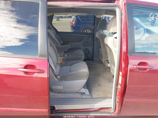 Toyota Sienna Le