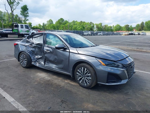 Salvage Nissan Altima Image