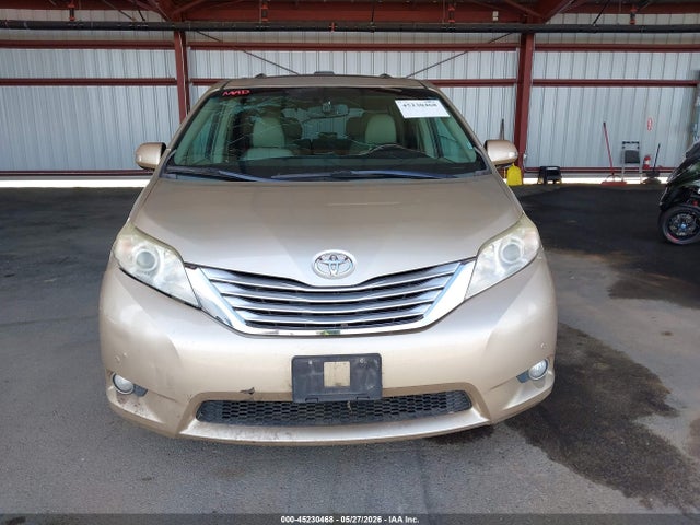 Toyota Sienna Limited V6 7 Passenger