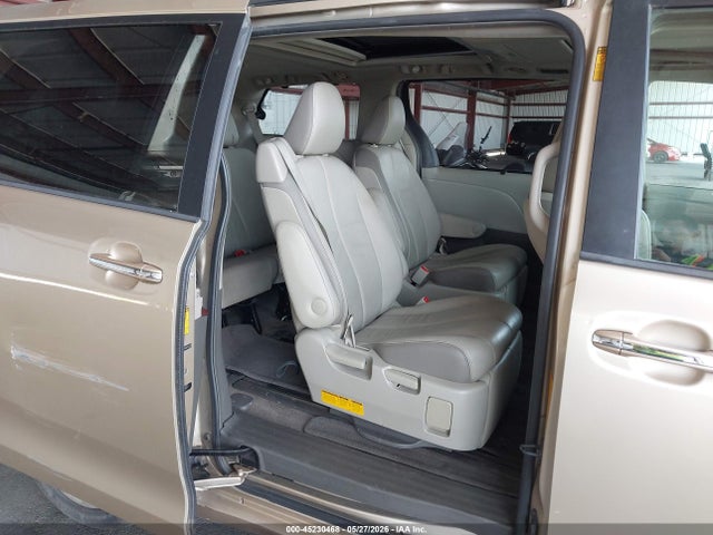 Toyota Sienna Limited V6 7 Passenger