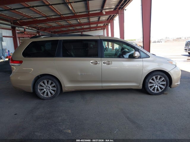 Toyota Sienna Limited V6 7 Passenger