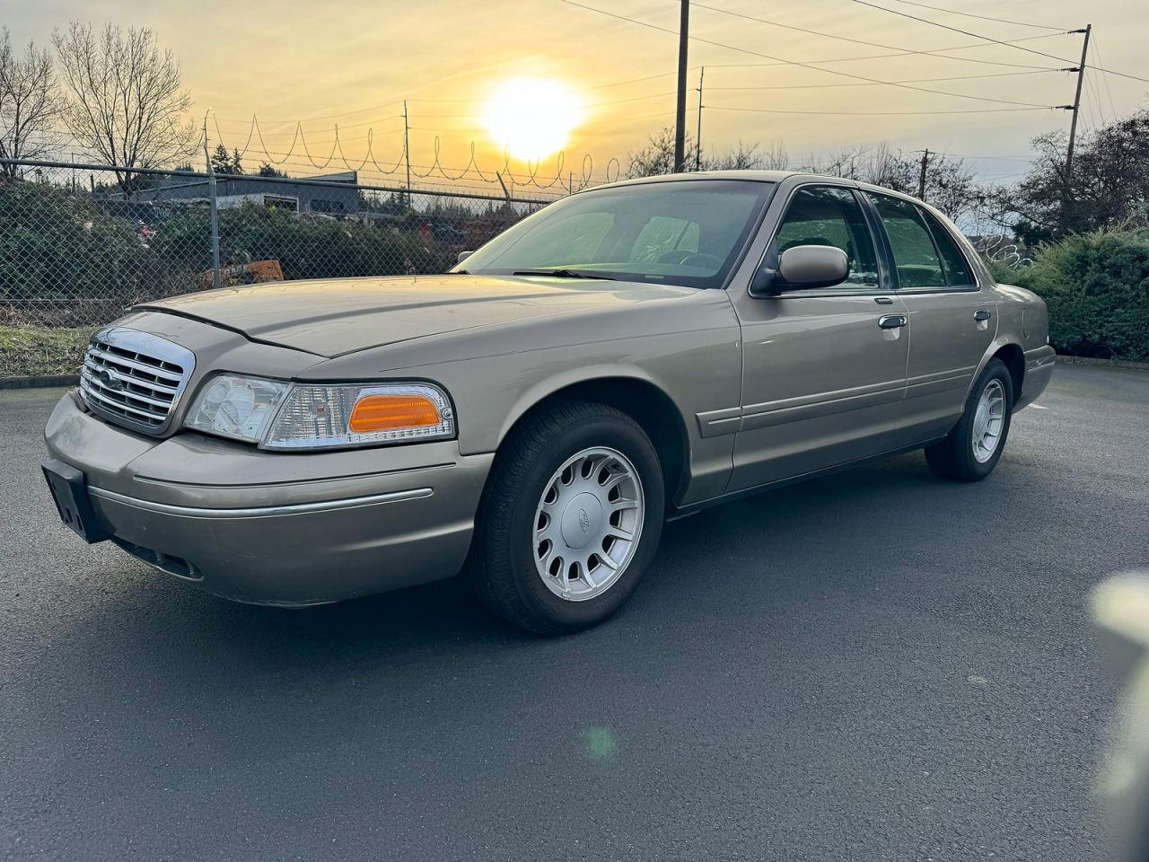 Salvage Ford Crown Vic Image