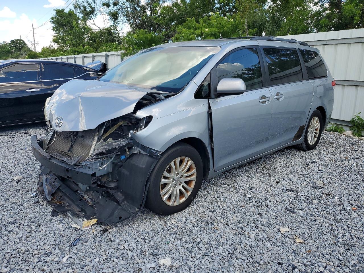 Salvage Toyota Sienna Image