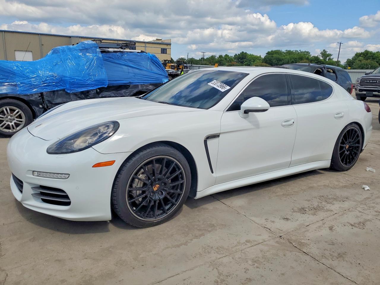 Salvage Porsche Panamera Image