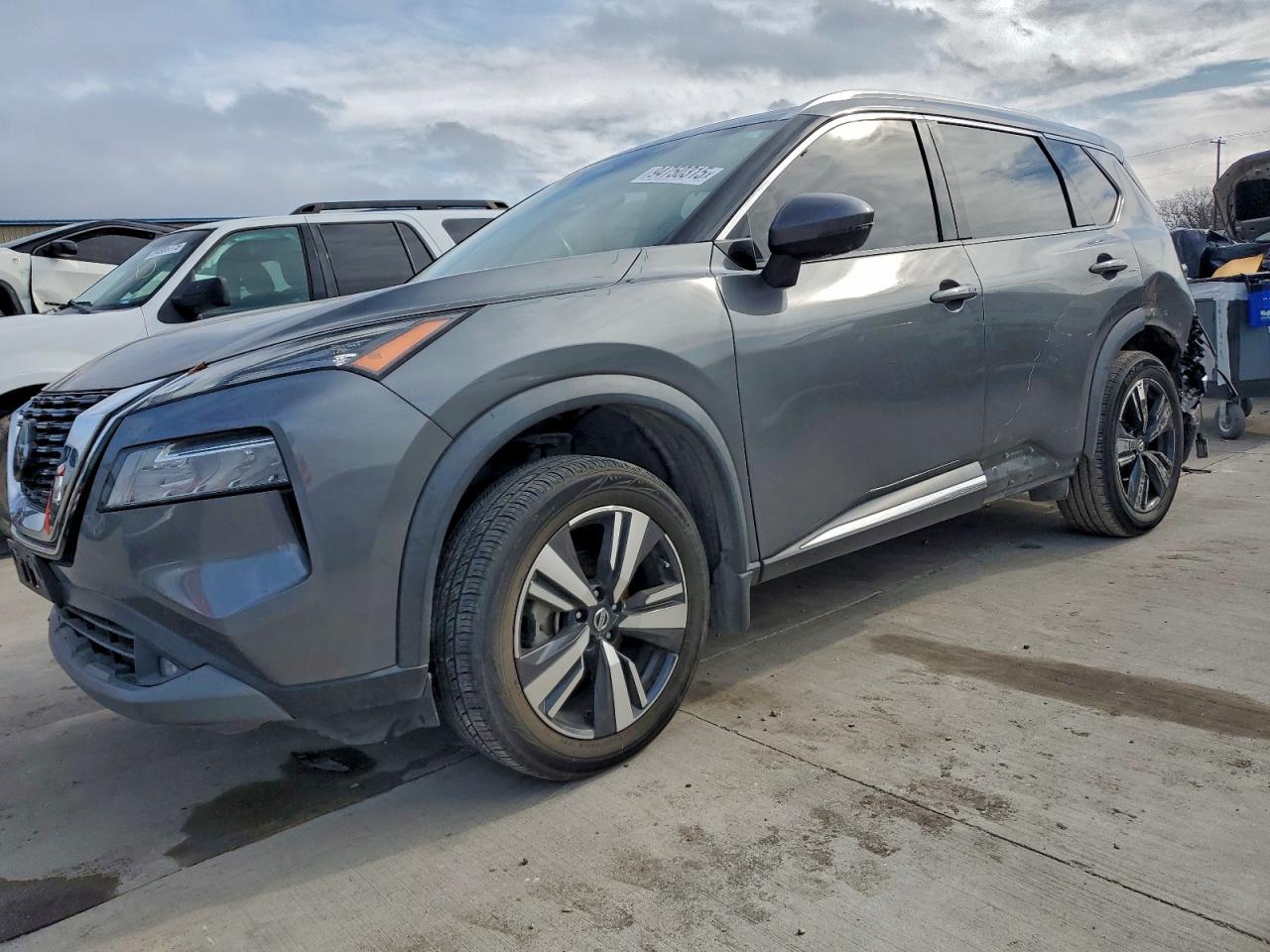 Salvage Nissan Rogue Image