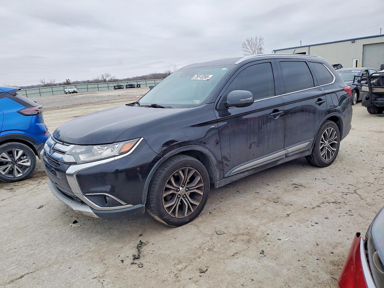 Salvage Mitsubishi Outlander Image