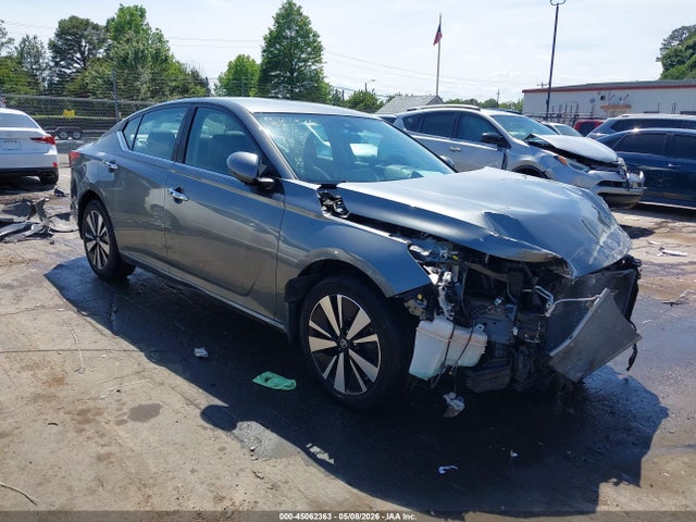 Salvage Nissan Altima Image