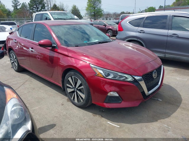 Salvage Nissan Altima Image