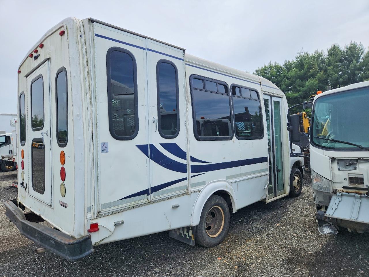 Ford Econoline E350 Super Duty Cutaway Van