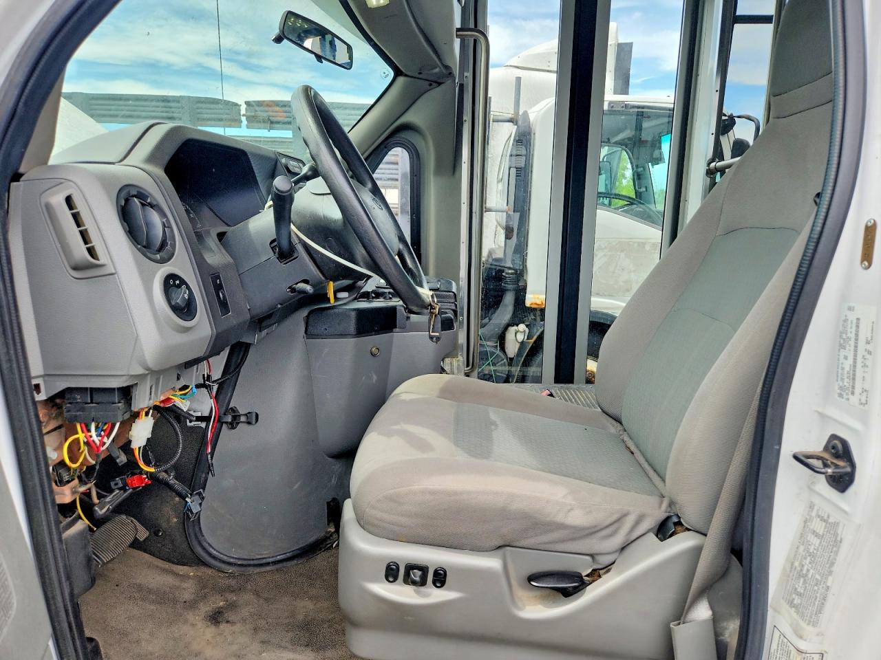 Ford Econoline E350 Super Duty Cutaway Van