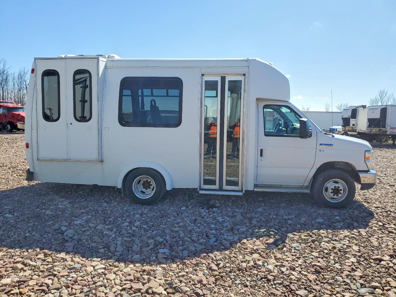 Ford Econoline E350 Super Duty Cutaway Van