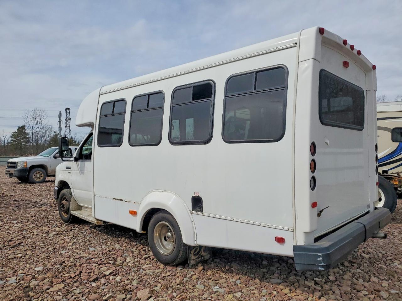 Ford Econoline E350 Super Duty Cutaway Van