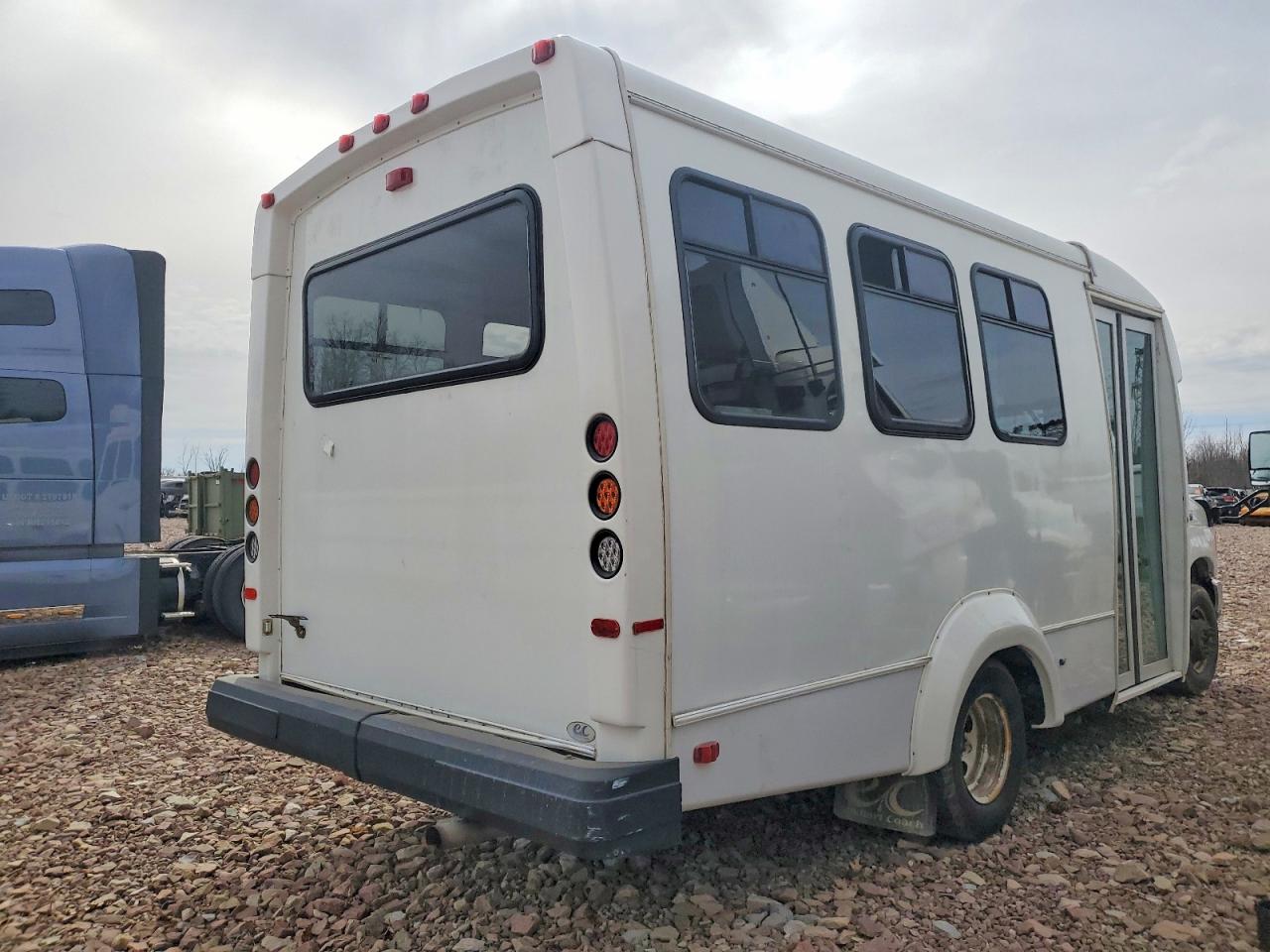 Ford Econoline E350 Super Duty Cutaway Van