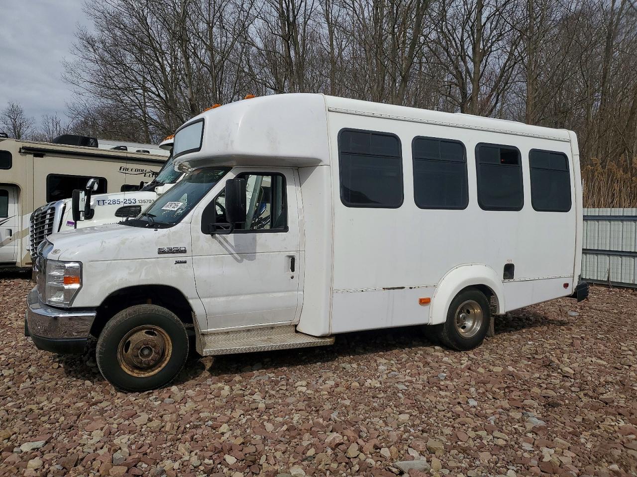 Ford Econoline E350 Super Duty Cutaway Van