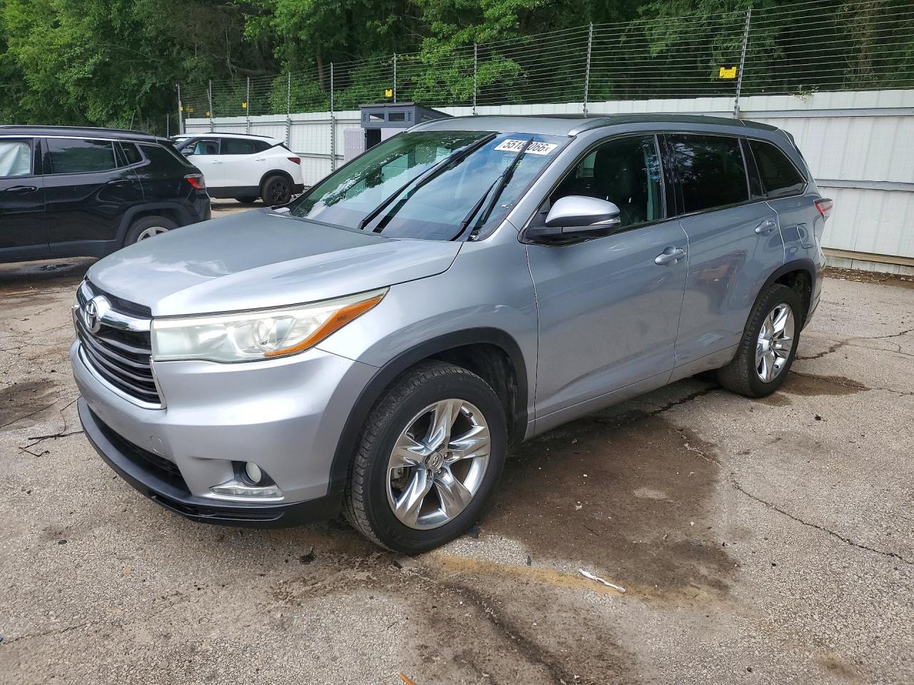 Salvage Toyota Highlander Image
