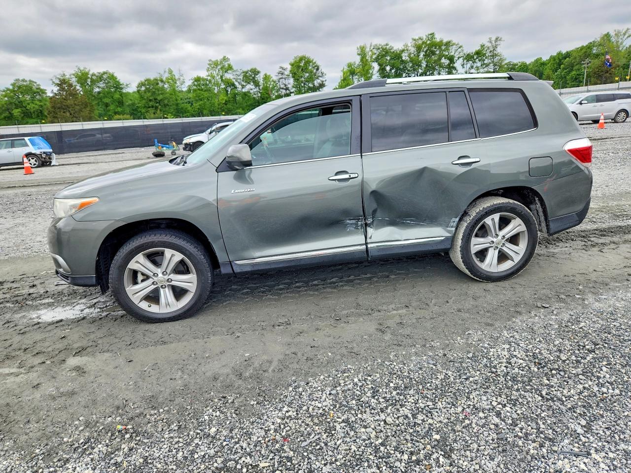 Salvage Toyota Highlander Image