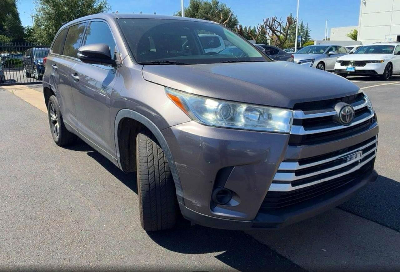 Salvage Toyota Highlander Image