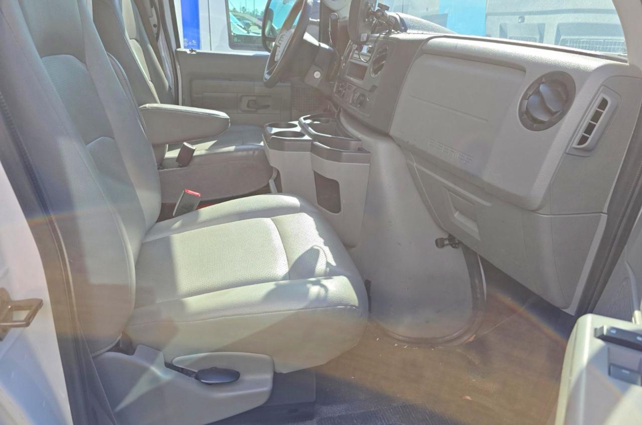 Ford Econoline E350 Super Duty Cutaway Van