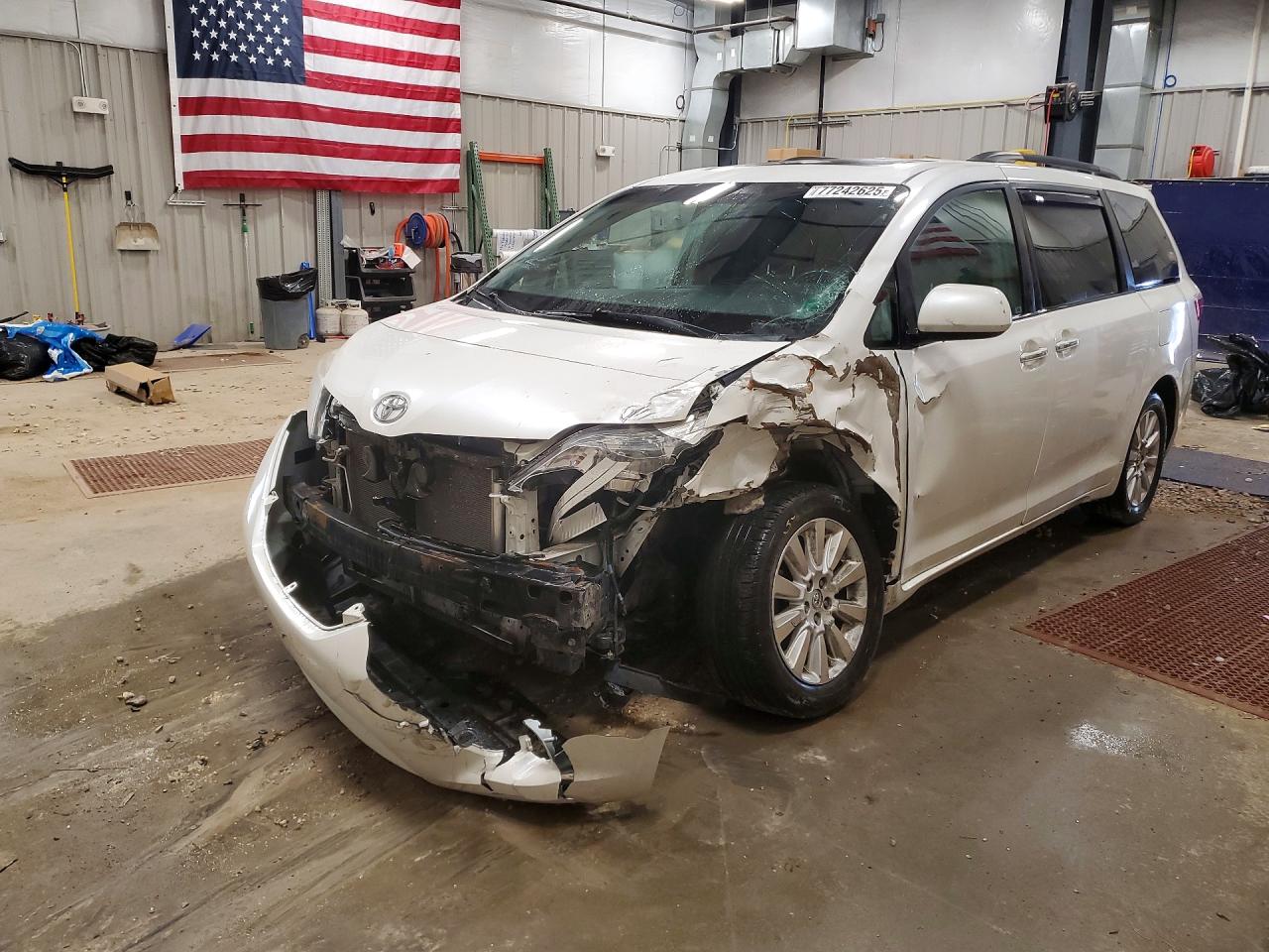 Salvage Toyota Sienna Image