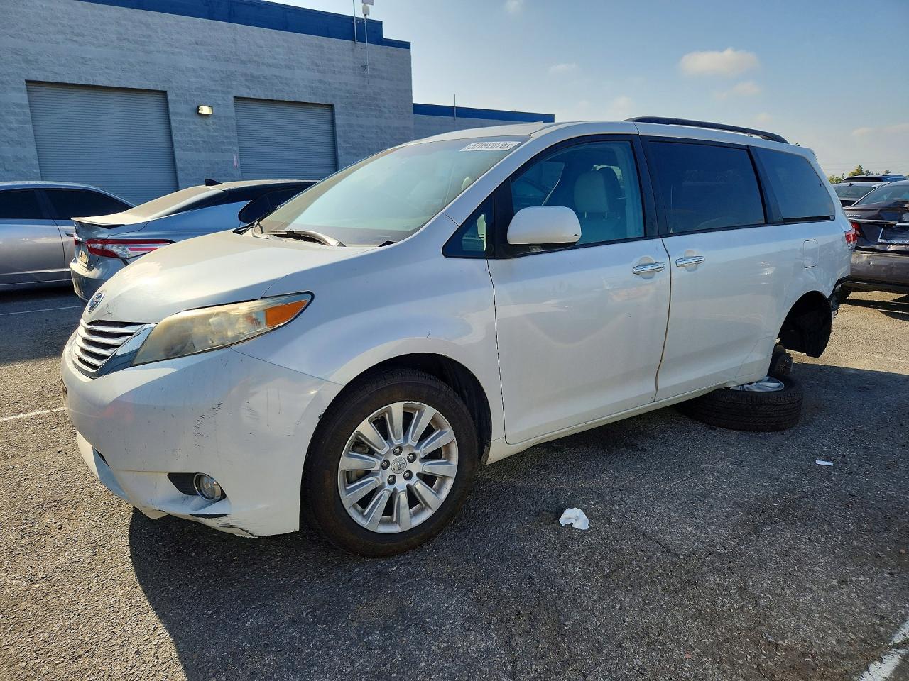 Salvage Toyota Sienna Image